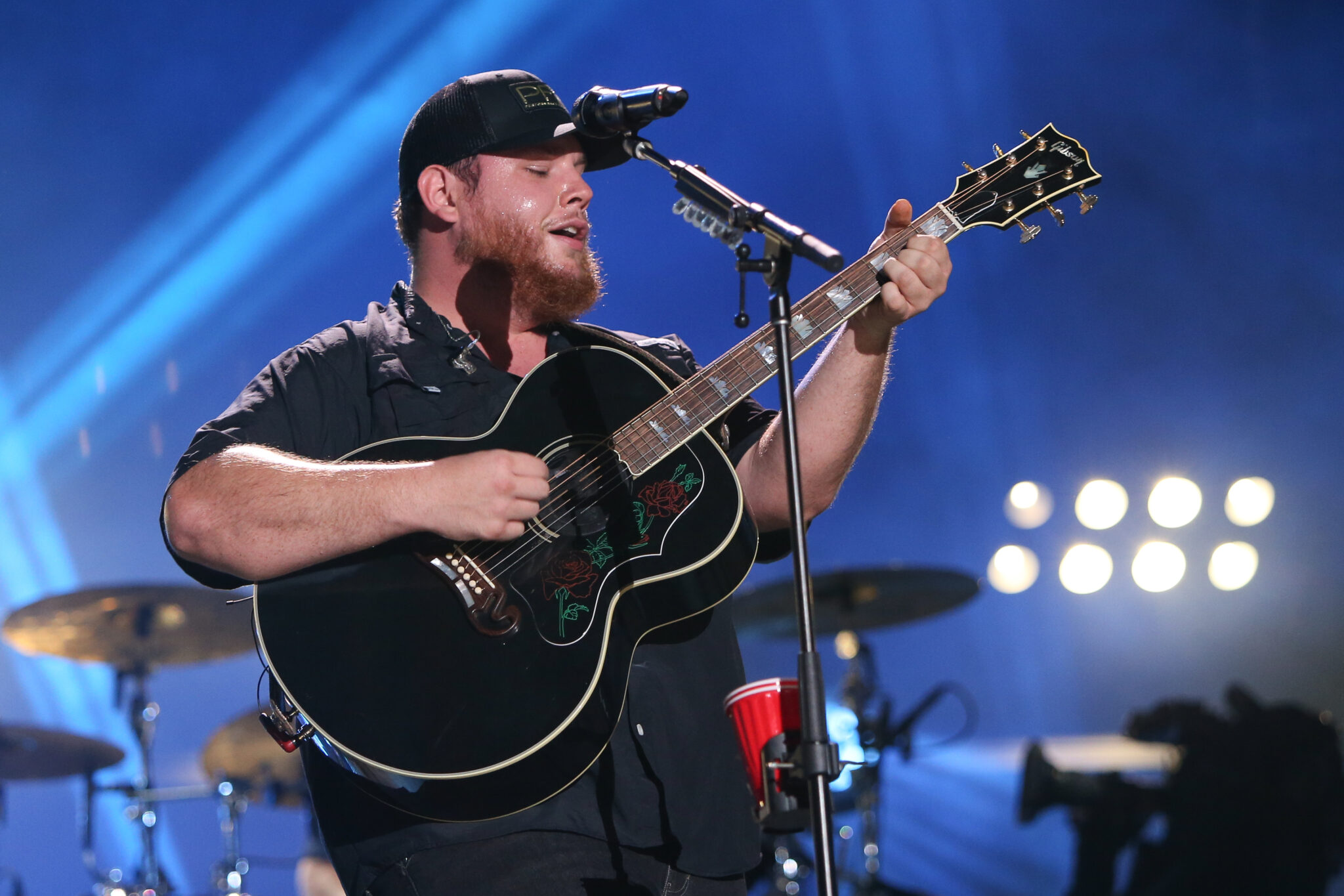 Luke Combs Pays Tribute with “Fast Car,” Wins Song of the Year at CMA